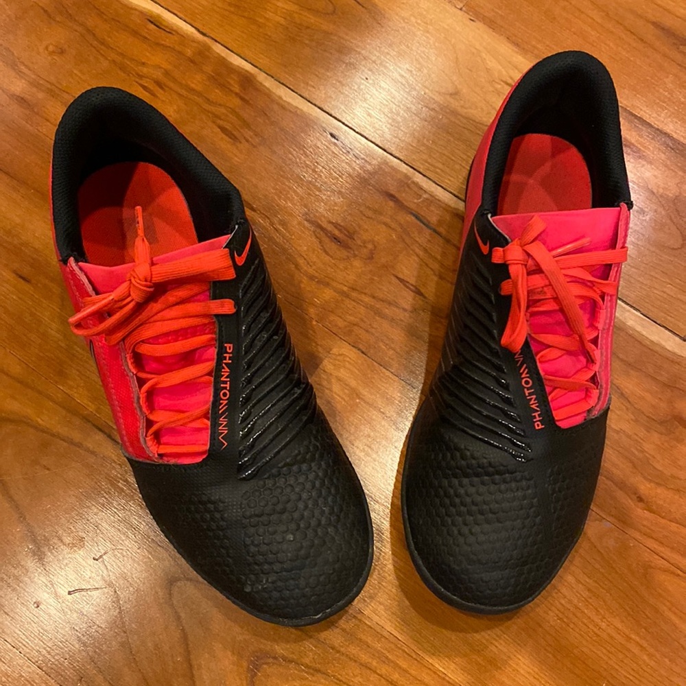 Nike phantom soccer shoes. Nearly new condition. Worn for one season/6 games.